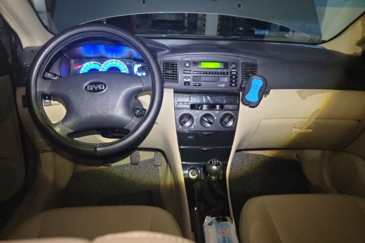 Used BYD F3 2013 Energy-Efficient Model 1.5L Manual Comfort Version Center Console