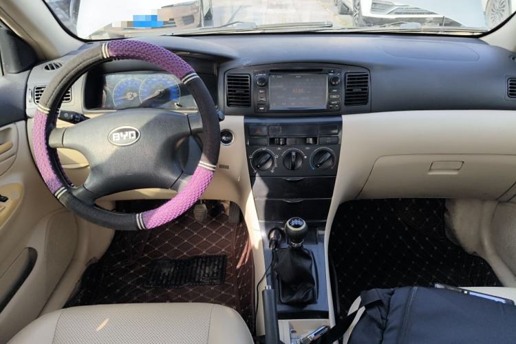 Used BYD F3 2013 Energy-Efficient Model 1.5L Manual Comfort Version Center Console