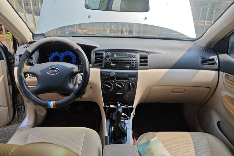 Used BYD F3 2013 Energy-Efficient Model 1.5L Manual Comfort Version Center Console