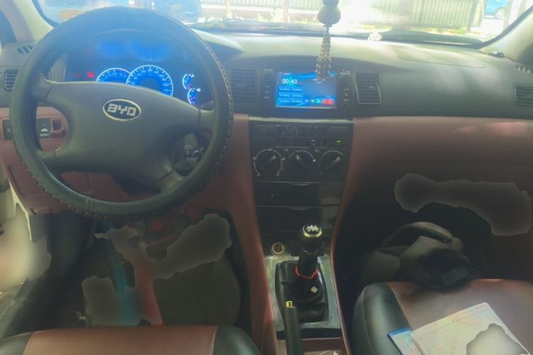 Used BYD F3 2013 Energy-Efficient Model 1.5L Manual Comfort Version Center Console