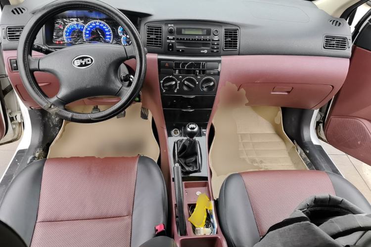 Used BYD F3 2013 Energy-Efficient Model 1.5L Manual Comfort Version Center Console