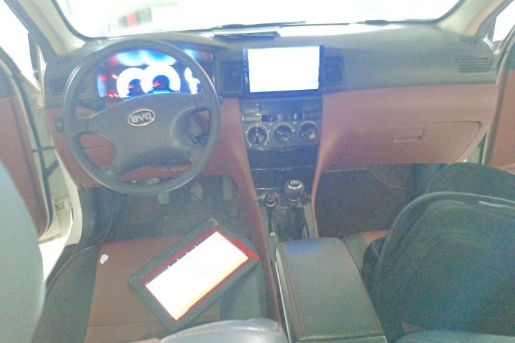 Used BYD F3 2013 Energy-Efficient Model 1.5L Manual Comfort Version Center Console