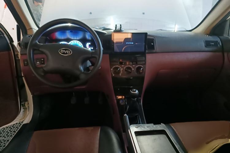 Used BYD F3 2013 Energy-Efficient Model 1.5L Manual Comfort Version Center Console