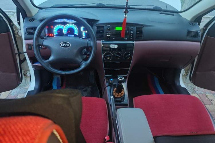 Used BYD F3 2013 Energy-Efficient Model 1.5L Manual Comfort Version Center Console