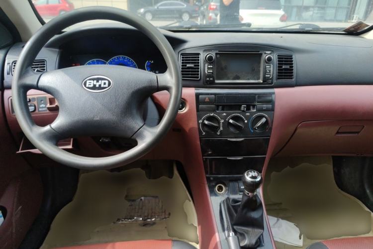 Used BYD F3 2013 Energy-Efficient Model 1.5L Manual Comfort Version Center Console