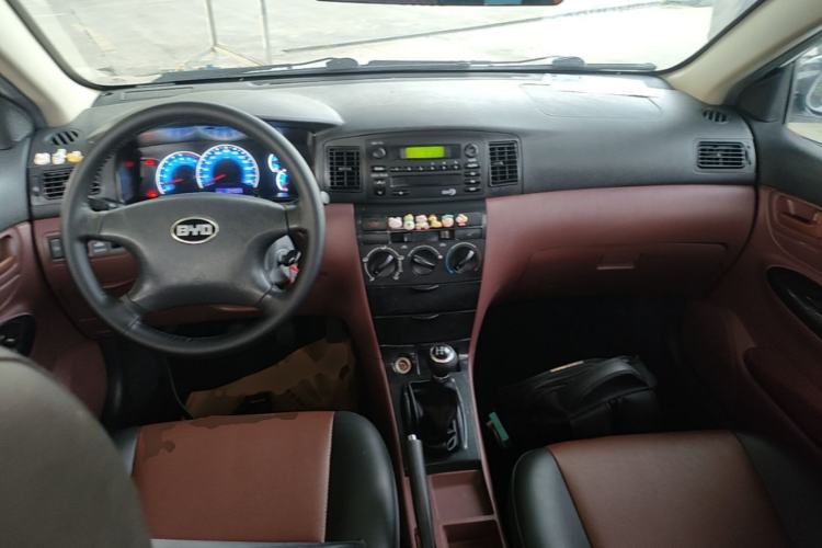 Used BYD F3 2013 Energy-Efficient Model 1.5L Manual Comfort Version Center Console