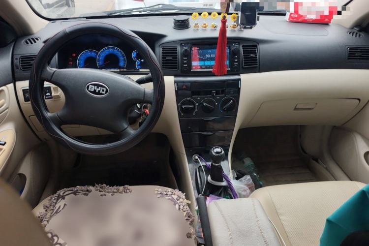 Used BYD F3 2013 Energy-Efficient Model 1.5L Manual Comfort Version Center Console
