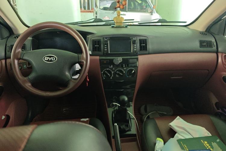 Used BYD F3 2013 Energy-Efficient Model 1.5L Manual Comfort Version Center Console
