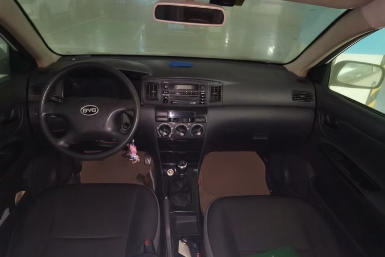 Used BYD F3 2013 Energy-Efficient Model 1.5L Manual Comfort Version Center Console
