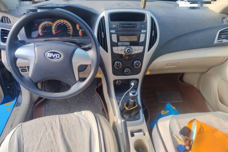 Used BYD F3 2014 1.5L Manual Comfort Model Center Console