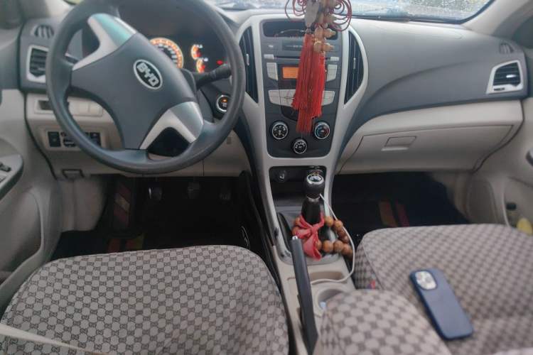 Used BYD F3 2014 1.5L Manual Comfort Model Center Console