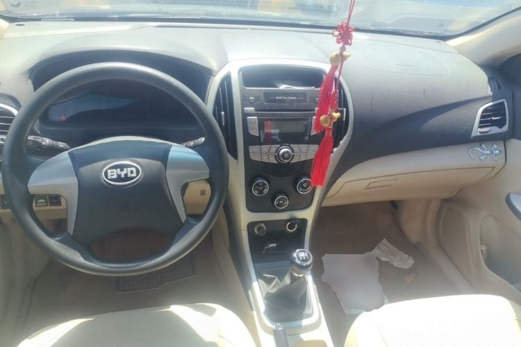 Used BYD F3 2014 1.5L Manual Luxury Model Center Console
