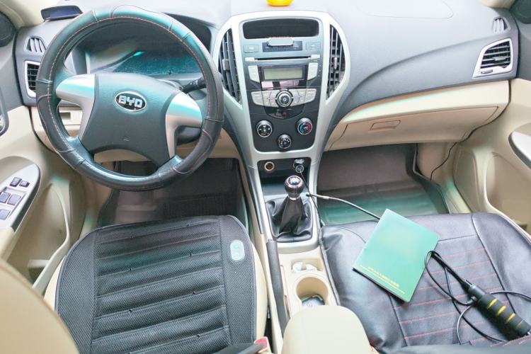 Used BYD F3 2014 1.5L Manual Comfort Model Center Console
