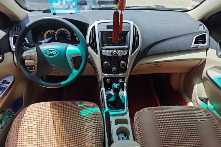 Used BYD F3 2014 1.5L Manual Luxury Model Center Console