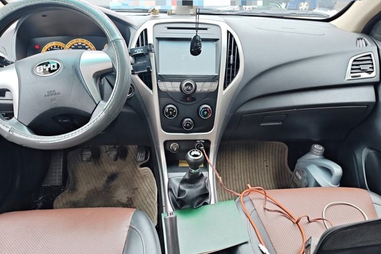 Used BYD F3 2014 1.5L Manual Luxury Model Center Console