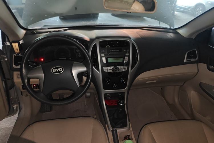 Used BYD F3 2014 1.5L Manual Luxury Model Center Console