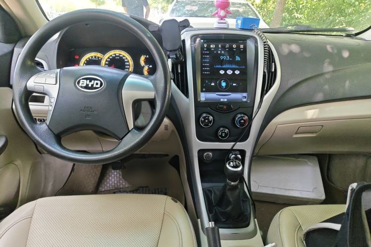 Used BYD F3 2014 1.5L Manual Luxury Model Center Console