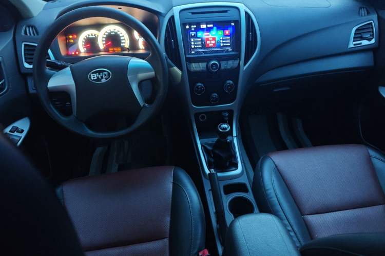 Used BYD F3 2014 1.5L Manual Comfort Model Center Console
