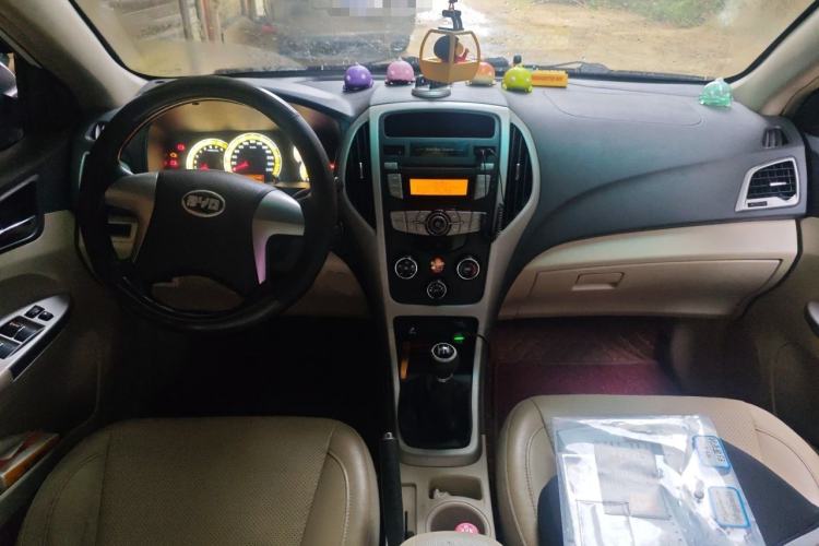 Used BYD F3 2014 1.5L Manual Comfort Model Center Console