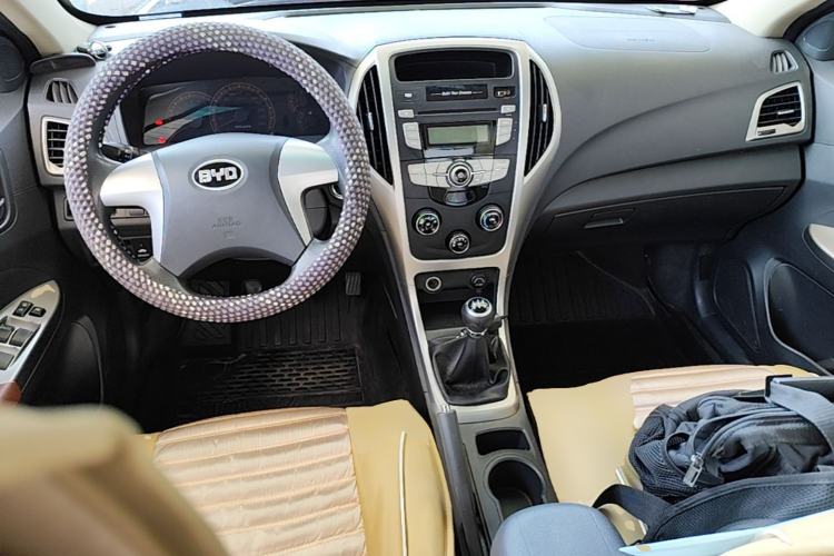 Used BYD F3 2014 1.5L Manual Luxury Model Center Console