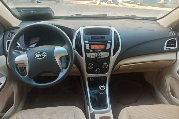 Used BYD F3 2014 1.5L Manual Luxury Model Center Console