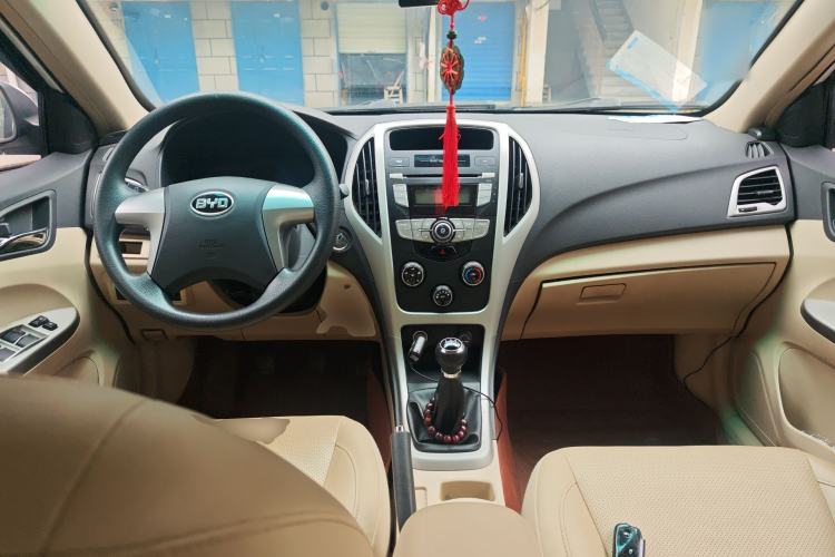 Used BYD F3 2014 1.5L Manual Luxury Model Center Console