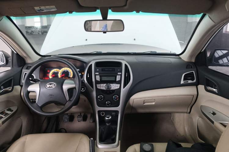 Used BYD F3 2014 1.5L Manual Luxury Model Center Console
