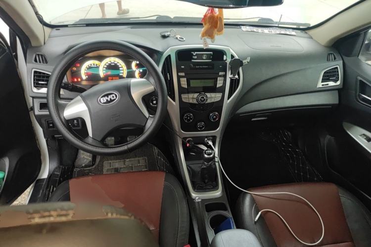 Used BYD F3 2014 1.5L Manual Comfort Model Center Console