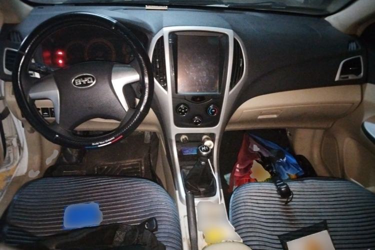 Used BYD F3 2014 1.5L Manual Comfort Model Center Console