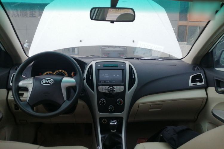Used BYD F3 2014 1.5L Manual Luxury Model Center Console