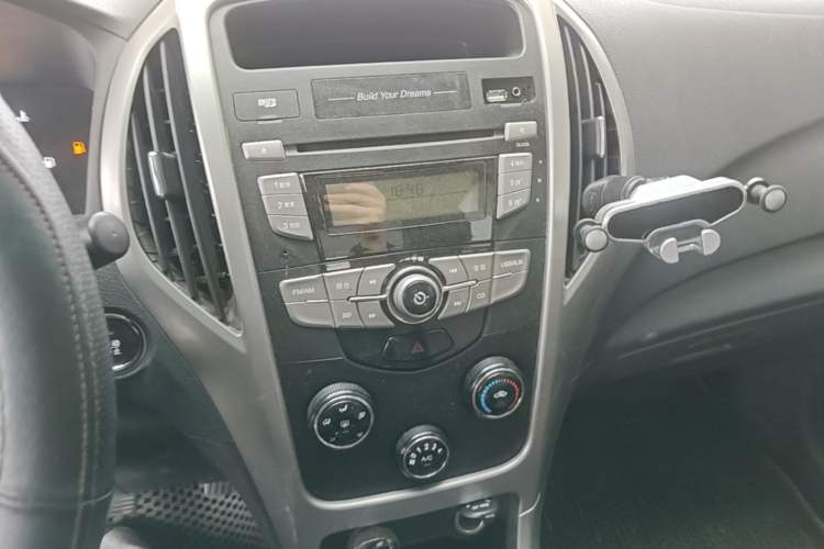 Used BYD F3 2015 Energy-Saving Edition 1.5L Manual Luxury Model Audio And AC Panel