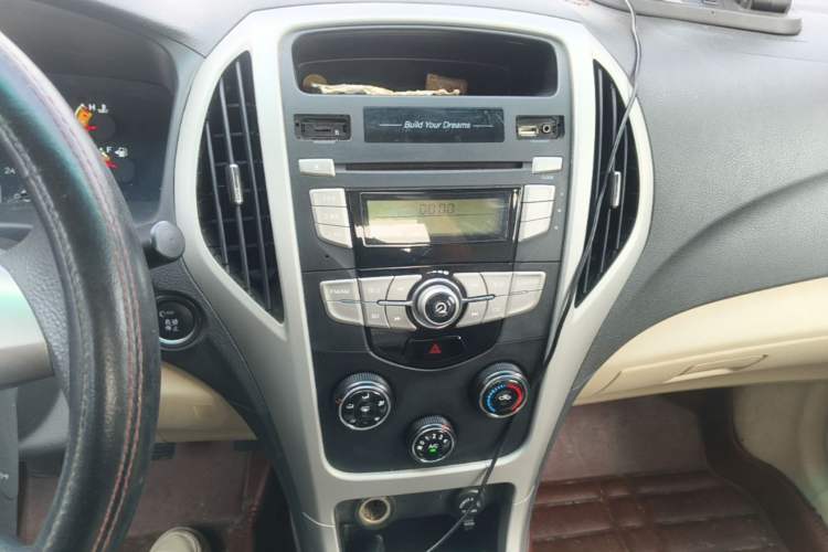 Used BYD F3 2015 Energy-Saving Edition 1.5L Manual Luxury Model Audio And AC Panel