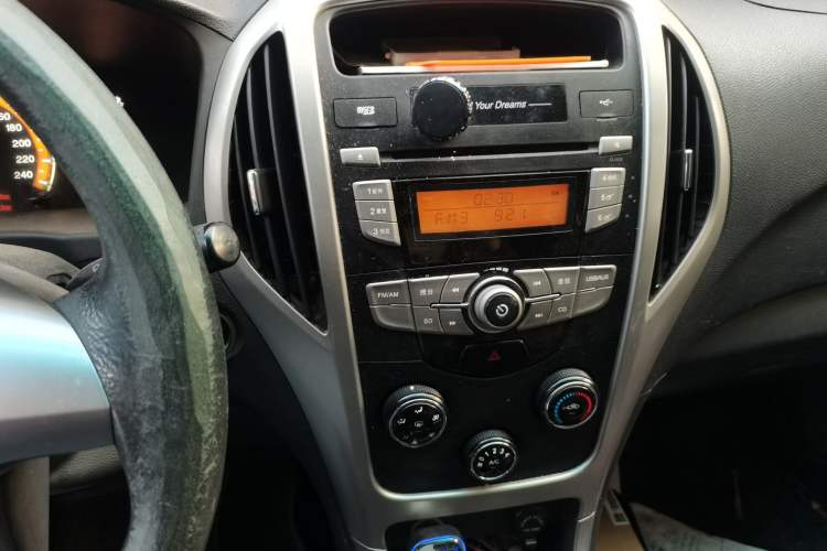 Used BYD F3 2015 Energy-Saving Edition 1.5L Manual Luxury Model Audio And AC Panel