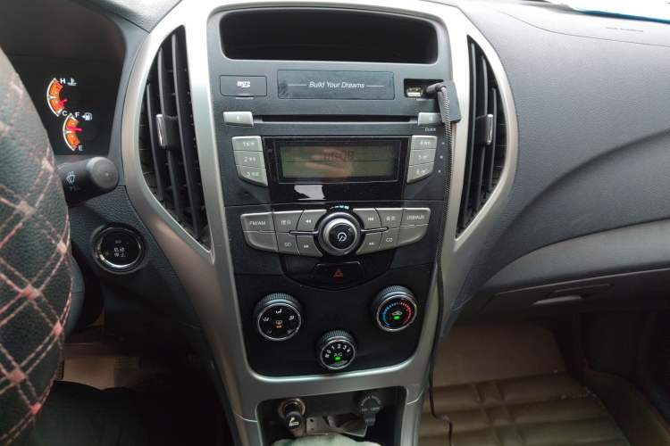 Used BYD F3 2015 Energy-Saving Edition 1.5L Manual Luxury Model Audio And AC Panel