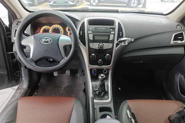 Used BYD F3 2015 Energy-Saving Edition 1.5L Manual Luxury Model Center Console