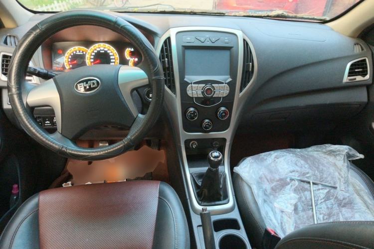 Used BYD F3 2015 Energy-Saving Edition 1.5L Manual Luxury Model Center Console