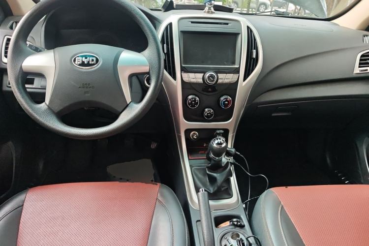 Used BYD F3 2015 Energy-Saving Edition 1.5L Manual Luxury Model Center Console