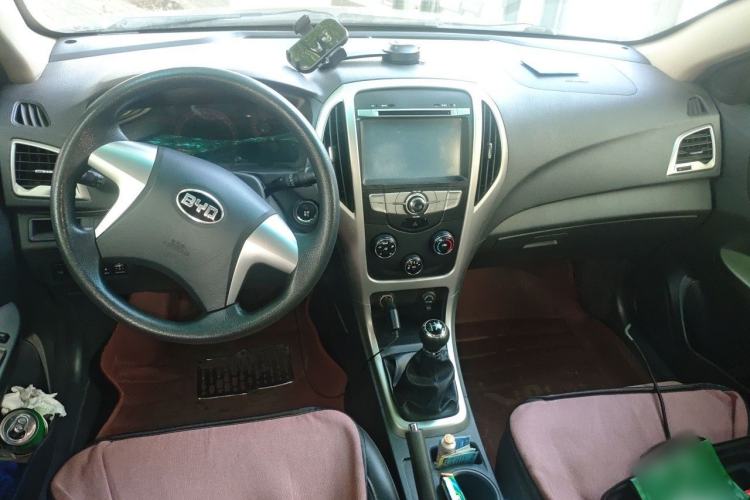 Used BYD F3 2015 Energy-Saving Edition 1.5L Manual Luxury Model Center Console