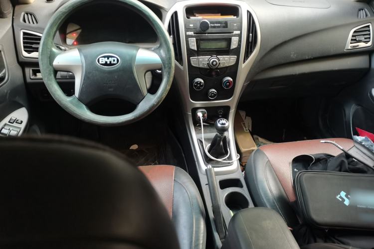 Used BYD F3 2015 Energy-Saving Edition 1.5L Manual Luxury Model Center Console