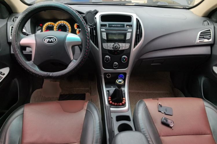 Used BYD F3 2015 Energy-Saving Edition 1.5L Manual Luxury Model Center Console