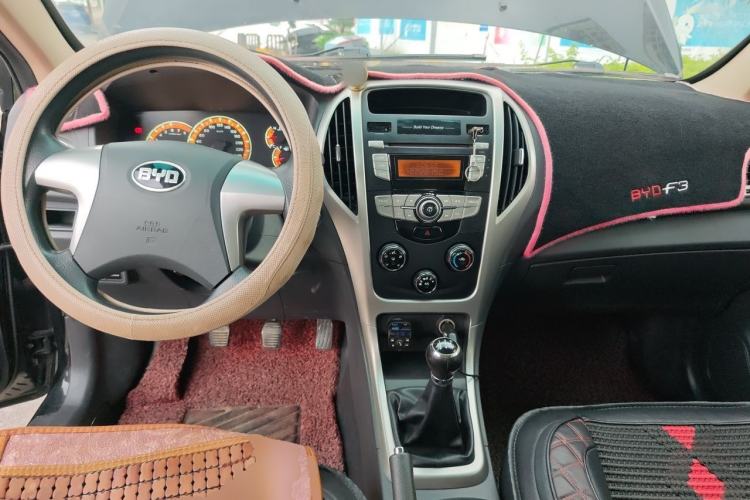 Used BYD F3 2015 Energy-Saving Edition 1.5L Manual Luxury Model Center Console