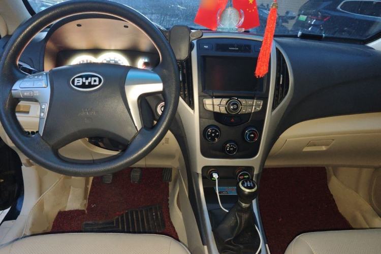 Used BYD F3 2015 Energy-Saving Edition 1.5L Manual Luxury Model Center Console