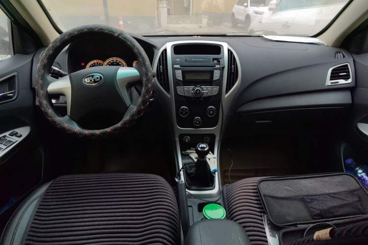 Used BYD F3 2015 Energy-Saving Edition 1.5L Manual Luxury Model Center Console