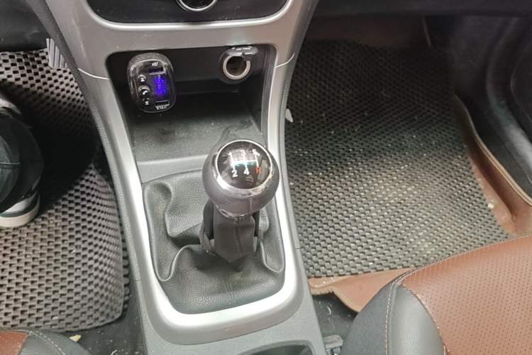 Used BYD F3 2015 Energy-Saving Edition 1.5L Manual Luxury Model Gear Lever