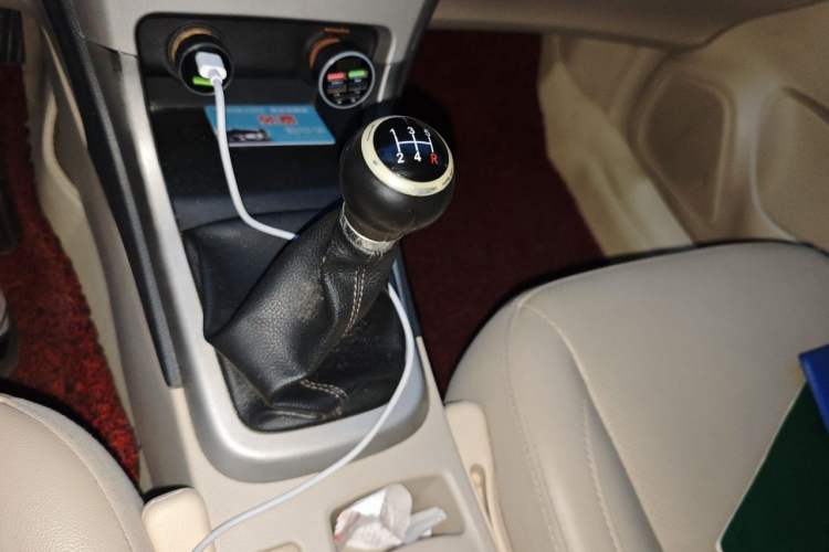 Used BYD F3 2015 Energy-Saving Edition 1.5L Manual Luxury Model Gear Lever
