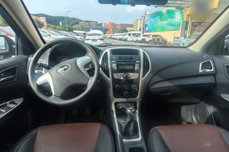 Used BYD F3 2015 Energy-Efficient Model 1.5L Manual Comfort Edition Interior 3