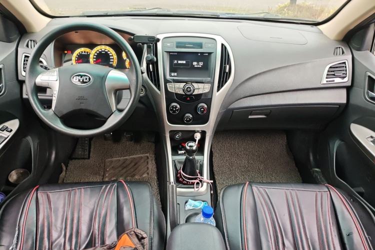 Used BYD F3 2015 Energy-Saving Edition 1.5L Manual Luxury Model Center Console