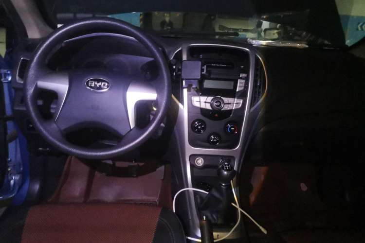 Used BYD F3 2015 Energy-Saving Edition 1.5L Manual Luxury Model Center Console