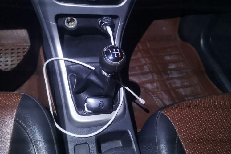 Used BYD F3 2015 Energy-Saving Edition 1.5L Manual Luxury Model Gear Lever