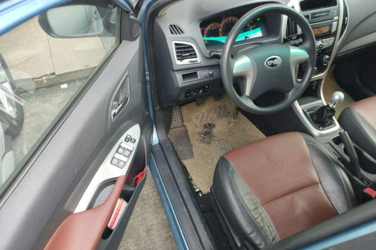 Used BYD F3 2015 Energy-Saving Edition 1.5L Manual Luxury Model Interior 3